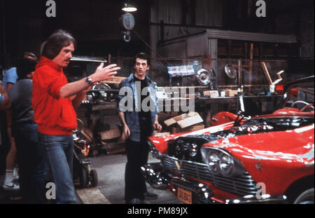 Studio Pubblicità ancora da 'Christine' il regista John Carpenter, Keith Gordon 1958 Plymouth Fury © 1983 Columbia Tutti i diritti riservati Riferimento File # 31708248THA per solo uso editoriale Foto Stock