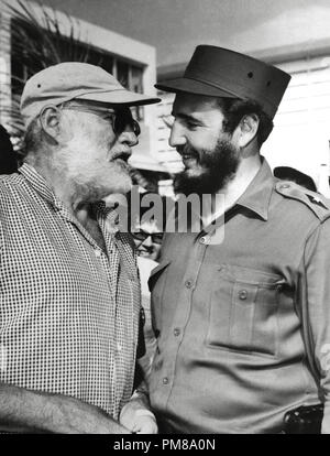 Pubblicità in studio ancora: Ernest Hemingway e il primo ministro cubano Fidel Castro a Cuba, circa 1960 file Reference # 31780 389THA Foto Stock