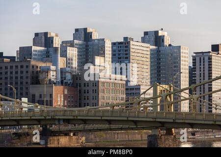 Il centro urbano di edifici e Allegheny ponti sul fiume in scenic Pittsburgh, Pennsylvania. Foto Stock