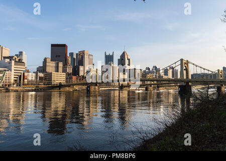 Downtown river waterfront e ponti che attraversano il fiume Allegheny di Pittsburgh, in Pennsylvania. Foto Stock
