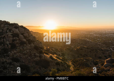 Sunrise vista della valle di San Fernando in Los Angeles, California. Scattato dalla Santa Susana montagne guardando ad est verso la San Gabriel Mountai Foto Stock