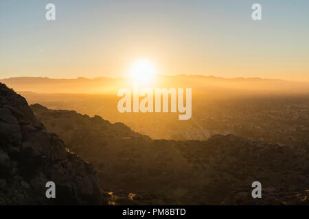 Mattina di sole vista della valle di San Fernando in Los Angeles, California. Scattato dalla Santa Susana montagne guardando ad est verso la San Gabriel M Foto Stock