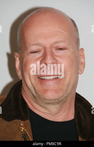 Bruce Willis 'un buon giorno per Die Hard' Portrait Session, 2 febbraio 2013. La riproduzione da parte di American tabloid è assolutamente vietato. Riferimento al file # 31844 010CCR per solo uso editoriale - Tutti i diritti riservati Foto Stock