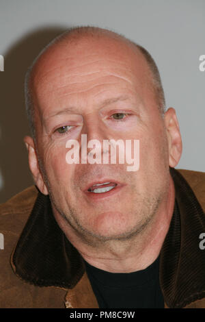 Bruce Willis 'un buon giorno per Die Hard' Portrait Session, 2 febbraio 2013. La riproduzione da parte di American tabloid è assolutamente vietato. Riferimento al file # 31844 012CCR per solo uso editoriale - Tutti i diritti riservati Foto Stock