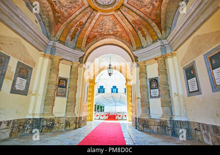 La Valletta, Malta - 17 giugno 2018: il portico's hall all'entrata principale al grande maestro del palazzo con colonne in pietra, stemmi e bellissima cupola, Foto Stock
