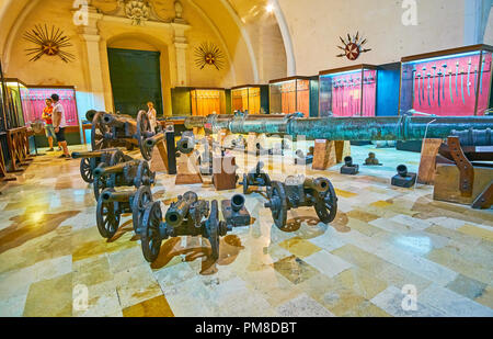 La Valletta, Malta - 17 giugno 2018: la hall di armeria, alloggiamento nella parte posteriore del Gran Maestro il palazzo e tra cui eccellente collezione di cru medievale Foto Stock