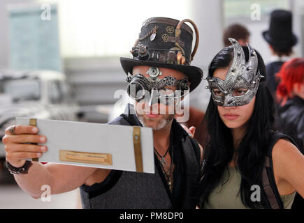 Un paio di indossare costumi steampunk è visibile durante il 'VI KyivSteamCon' dell'evento di Kiev.Gli Steampunk festival che coinvolgono workshop, seminari, concorsi, danze e lezioni e attira gli appassionati di subgenre steampunk, cosplay e fantascienza. Foto Stock