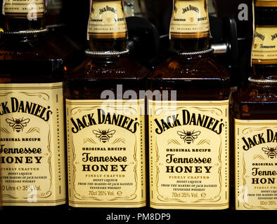 Jack Daniel's whiskey visto su scaffale del negozio. Jack Daniel's è un marchio di Tennessee whiskey e il top delle vendite di whiskey americano nel mondo. Foto Stock