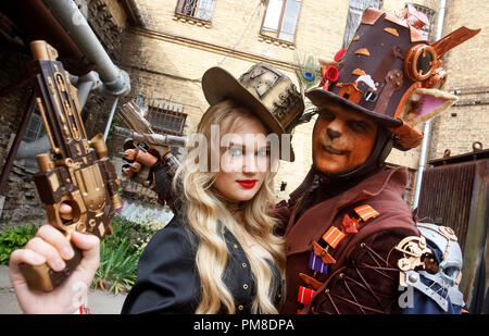 Un paio di indossare costumi steampunk è visibile durante il 'VI KyivSteamCon' dell'evento di Kiev.Gli Steampunk festival che coinvolgono workshop, seminari, concorsi, danze e lezioni e attira gli appassionati di subgenre steampunk, cosplay e fantascienza. Foto Stock