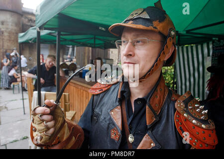 Un uomo che indossa costumi steampunk è visibile durante il 'VI KyivSteamCon' dell'evento di Kiev.Gli Steampunk festival che coinvolgono workshop, seminari, concorsi, danze e lezioni e attira gli appassionati di subgenre steampunk, cosplay e fantascienza. Foto Stock