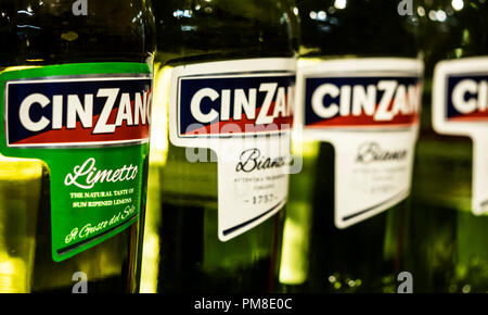 Cinzano bottiglie visto su scaffale del negozio. Cinzano è un marchio italiano di vermouth, un marchio di proprietà dal 1999 per il Gruppo Campari. È disponibile in quattro versioni: Cinzano Rosso che è di colore ambra; Foto Stock