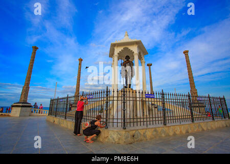 Statua di Gandhi a Pondicherry Beach Road Foto Stock