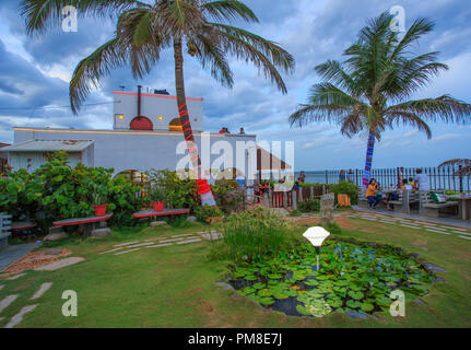 Le Café - una caffetteria in spiaggia in Pondicherry (India) Foto Stock