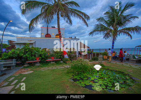 Le Café - una caffetteria in spiaggia in Pondicherry (India) Foto Stock