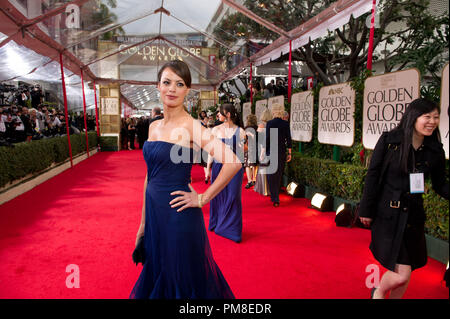 Nominato per la migliore prestazione da un'attrice in un ruolo di supporto in un'immagine in movimento per il suo ruolo in "l'Artista", l'attrice Berenice Bejo assiste la sessantanovesima Annuale di Golden Globe Awards presso il Beverly Hilton di Beverly Hills, CA domenica 15 gennaio, 2012. Foto Stock
