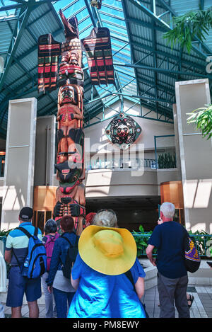 Maschera di Totem Interno di Victoria Conference Centre, Victoria, capitale della British Columbia, Canada Foto Stock