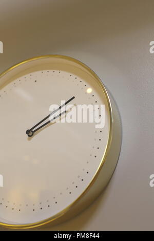 Round orologio da parete in stile moderno Foto Stock