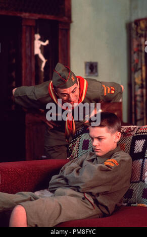 Film still / pubblicità ancora da 'Questo ragazzo in vita' Robert De Niro, Leonardo DiCaprio © 1993 Warner Photo credit: Takashi Seida Riferimento File # 31371040THA per solo uso editoriale Tutti i diritti riservati Foto Stock