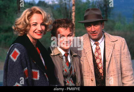 Film still / pubblicità ancora da 'Questo ragazzo in vita' Ellen Barkin, Leonardo DiCaprio, Robert De Niro © 1993 Warner Photo credit: Takashi Seida Riferimento File # 31371042THA per solo uso editoriale Tutti i diritti riservati Foto Stock