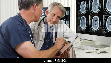 Team di esperti senior medici lavorano in ufficio Foto Stock