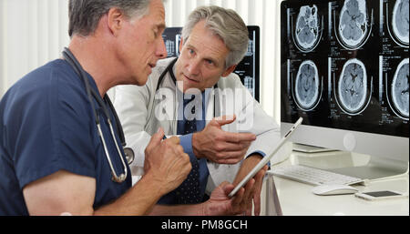 Team di esperti medici lavorano in ufficio Foto Stock
