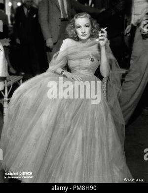 (Archival Classic Cinema - Marlene Dietrich Retrospective) Marlene Dietrich, circa 1937 file Reference # 31496 084THA Foto Stock