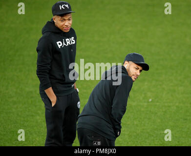 Paris Saint-Germain's Neymar (destra) con Kylian Mbappe (sinistra) durante una passeggiata intorno al passo di Anfield, Liverpool. Foto Stock