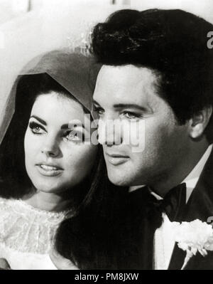 (Archival Classic Cinema - Elvis Presley Retrospective) Elvis Presley con Priscilla il giorno del loro matrimonio, 1° maggio 1967, all'Aladdin Hotel di Las Vegas, Nevada. Riferimento file # 31616 060THA Foto Stock