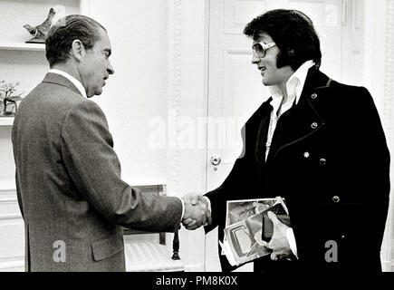 (Archival Classic Cinema - Elvis Presley Retrospective) Elvis Presley incontra il presidente Richard M. Nixon, 21 dicembre 1970. Riferimento file # 31616 086THA Foto Stock