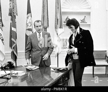 (Archival Classic Cinema - Elvis Presley Retrospective) Elvis Presley incontra il presidente Richard M. Nixon, 21 dicembre 1970. Riferimento file # 31616 098THA Foto Stock