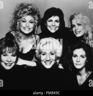 Film still o pubblicità ancora da 'Steel magnolie' Dolly Parton,Sally Field,Daryl Hannah, Shirley McClaine, Olympia Duckakis e Julia Roberts © 1989 TriStar Pictures Tutti i diritti riservati Riferimento File # 31623056THA per solo uso editoriale Foto Stock