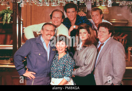 Film still o pubblicità ancora da 'Cheers' Ted Danson, Rhea Perlman, Kirstie Alley, Kelsey Grammer, George Wendt, Woody Harrelson e John Ratzenberger 1989 Tutti i diritti riservati Riferimento File # 31623157THA per solo uso editoriale Foto Stock