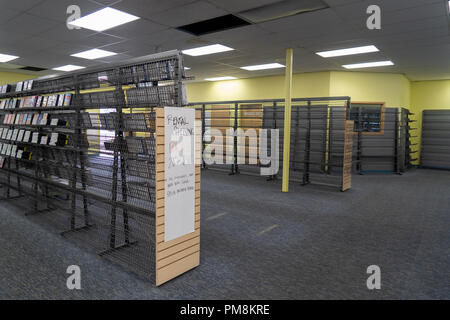 Interno di una chiusura di Blockbuster video movie negozio di noleggio in Alaska. Store è in possesso di una vendita di liquidazione per andare fuori del business Foto Stock