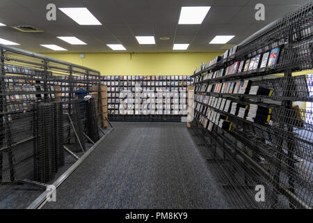 Interno di una chiusura di Blockbuster video movie negozio di noleggio in Alaska. Store è in possesso di una vendita di liquidazione per andare fuori del business Foto Stock