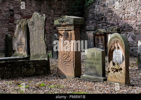 Indossato e stagionato lapidi ebraiche in quello che fu il primo ebreo terreno di sepoltura in Scozia, aperto nel 1816. Foto Stock