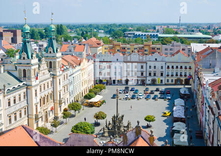 PARDUBICE, Repubblica ceca. Il 1 agosto 2018. In estate la trafficata piazza e municipio di Pardubice, una città che sta diventando una popolare meta turistica. Foto Stock