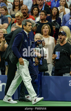 Sedia arbitro Carlos Ramos durante la donna finali all'2018 US Open di Tennis. Foto Stock
