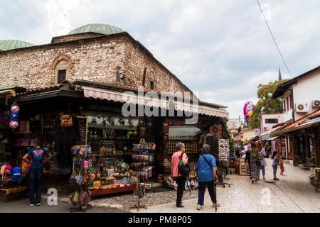 SARAJEVO / Bosnia e Erzegovina - 2 Settembre 2018: pedonale area di mercato di Bascarsija a Sarajevo, Bosnia. Bascarsija, la città vecchia è un popu Foto Stock