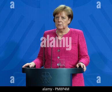 Il cancelliere tedesco Angela Merkel tiene una conferenza stampa a Berlino. Foto Stock