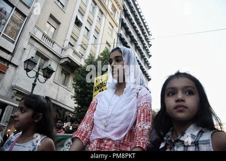 Le giovani ragazze visto che partecipano durante il mese di marzo antifasciste in Atene. Migliaia protester ha preso le strade contro il fascismo e il razzismo in Atene. Il mese di marzo è stata principalmente focalizzata sull'assassinio del rapper Pavlos Fyssas, da una neo-nazista nella città di Pireo un paio di anni fa. Foto Stock