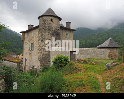 Torrioni circolari e tetti di tegole di Seix Castello, si affacciano sulla città e valle del Salat in Ariège Pyrénées, Francia con nubi su Montagne du Cos Foto Stock