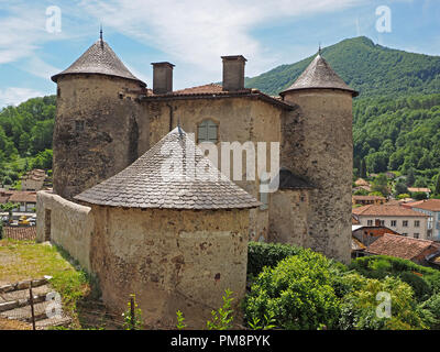 Torrioni circolari e tetti di tegole di Seix Castello, si affacciano sulla città e la valle del Salat in Ariège Pyrénées, Francia sotto Montagne du Cos Foto Stock