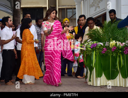 Indian film attrice Shilpa Shetty visto gioia durante una processione a casa loro. La processione per l'immersione di un idolo di elefante-intitolata dio indù Signore Ganesh, Indù devoti prendere idoli di casa del Signore Ganesha al fine di richiamare le sue benedizioni di sapienza e di prosperità. Foto Stock