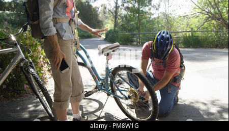 Senior uomo bianco che fissa bike Foto Stock