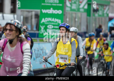 HSBC British Cycling Let's ride Westminster Event 2018. I giovani professionisti che partecipano alla gara di svago sul circuito nel centro di Londra Foto Stock