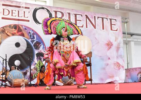 Un attore visto vestito come un idolo visto eseguire durante il festival. Il Festival dell' Oriente torna a Napoli per tre giorni, al complesso della fiera 'Mostra d'oltremare". Immersione totale nella cultura orientale e le tradizioni di un immenso continente con la gastronomia tipica, le cerimonie tradizionali, folklorisitici mostra, le medicine naturali, concerti, danze e arti marziali si trasforma in molte zone a tema dedicati a diversi paesi in un continuo e avvincente serie di spettacoli, incontri, seminari e mostre. Foto Stock