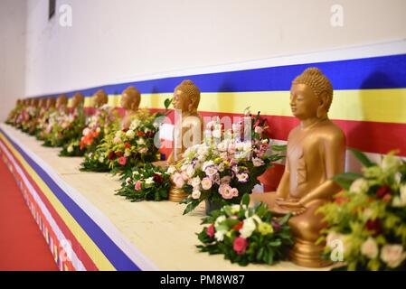 Statue di Buddha con i fiori sono visibili durante il festival. Il Festival dell' Oriente torna a Napoli per tre giorni, al complesso della fiera 'Mostra d'oltremare". Immersione totale nella cultura orientale e le tradizioni di un immenso continente con la gastronomia tipica, le cerimonie tradizionali, folklorisitici mostra, le medicine naturali, concerti, danze e arti marziali si trasforma in molte zone a tema dedicati a diversi paesi in un continuo e avvincente serie di spettacoli, incontri, seminari e mostre. Foto Stock