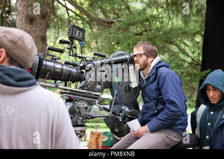 Scrittore e regista Sean Durkin (C) sul set di MARTHA MARCY PUÒ MARLENE. Foto di Drew Innis Foto Stock