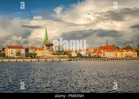 La città di Helsingor in Danimarca da attraverso il porto. Foto Stock