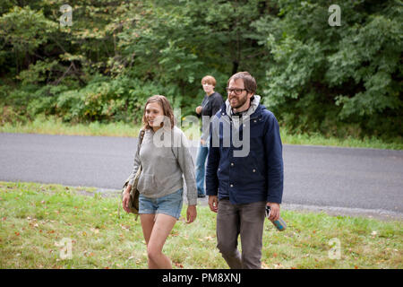 Attrice Elizabeth Olsen (L) come 'Martha' e scrittore/Direttore Sean Durkin (R) sul set di MARTHA MARCY PUÒ MARLENE. Foto Stock